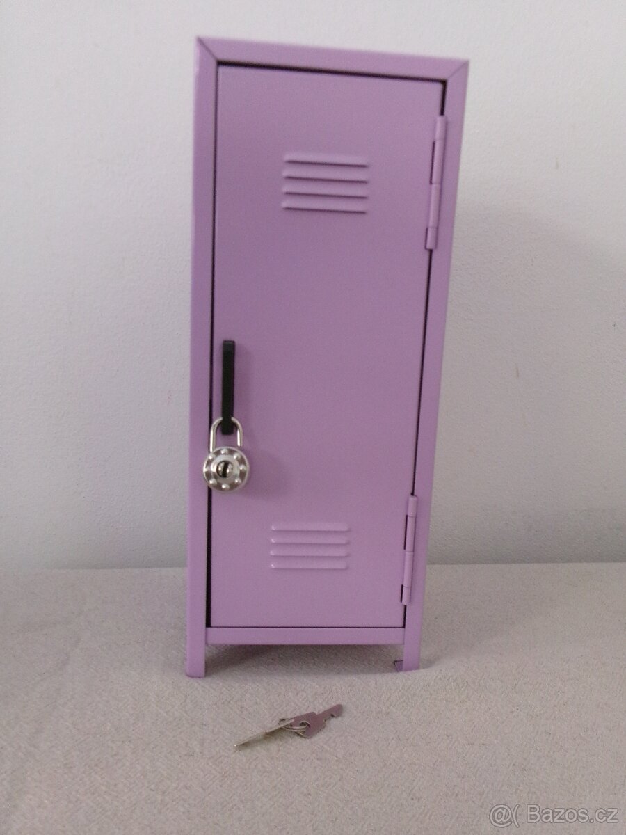 Přenosná kovová mini skříňka se zámkem a klíčem.