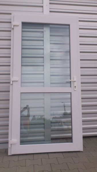 prodám vchodové bílé dveře 100 x 210 - včetně kování