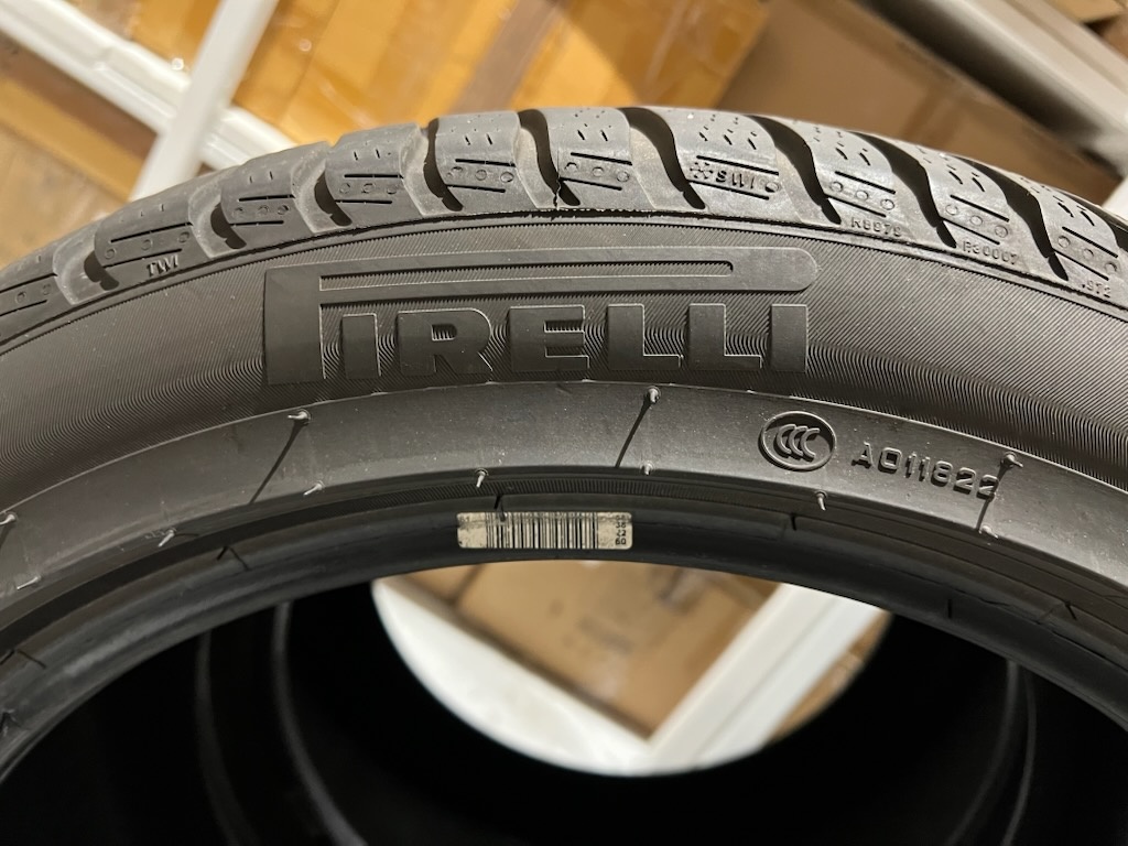 PIRELLI Winter Sottozero 3 275/40 R18