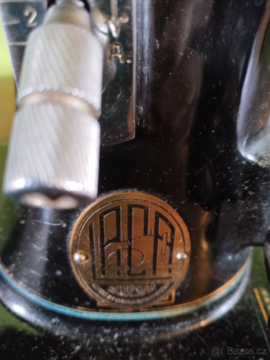 Prodám starožitný šlapací šicí stroj zn.LADA