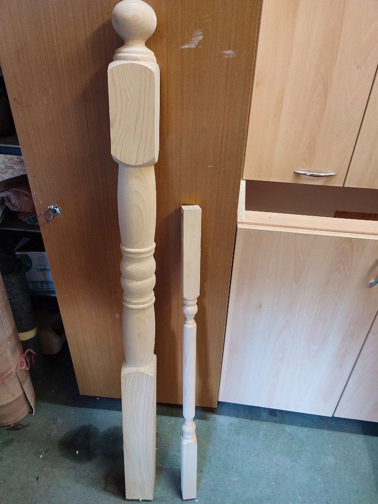 smrkové sloupky k zábradlí