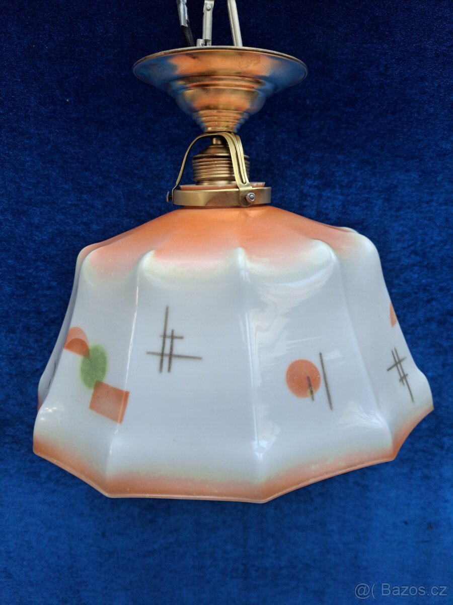 stropní lampa do červena