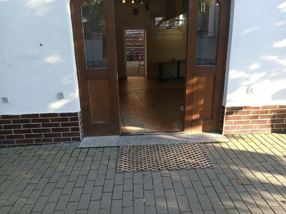 Pronájem restauračních a zábavných prostorů.