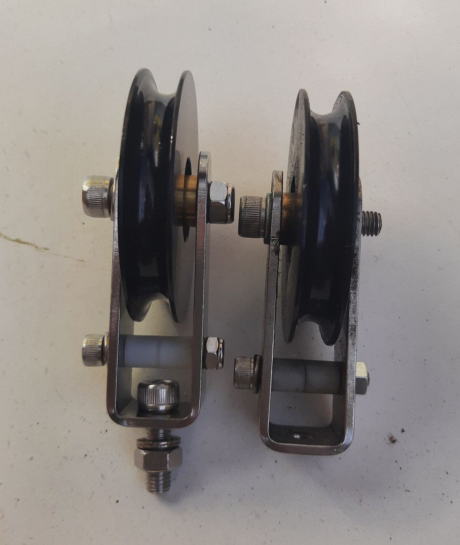 Kladka kovová s úchytem 76 mm