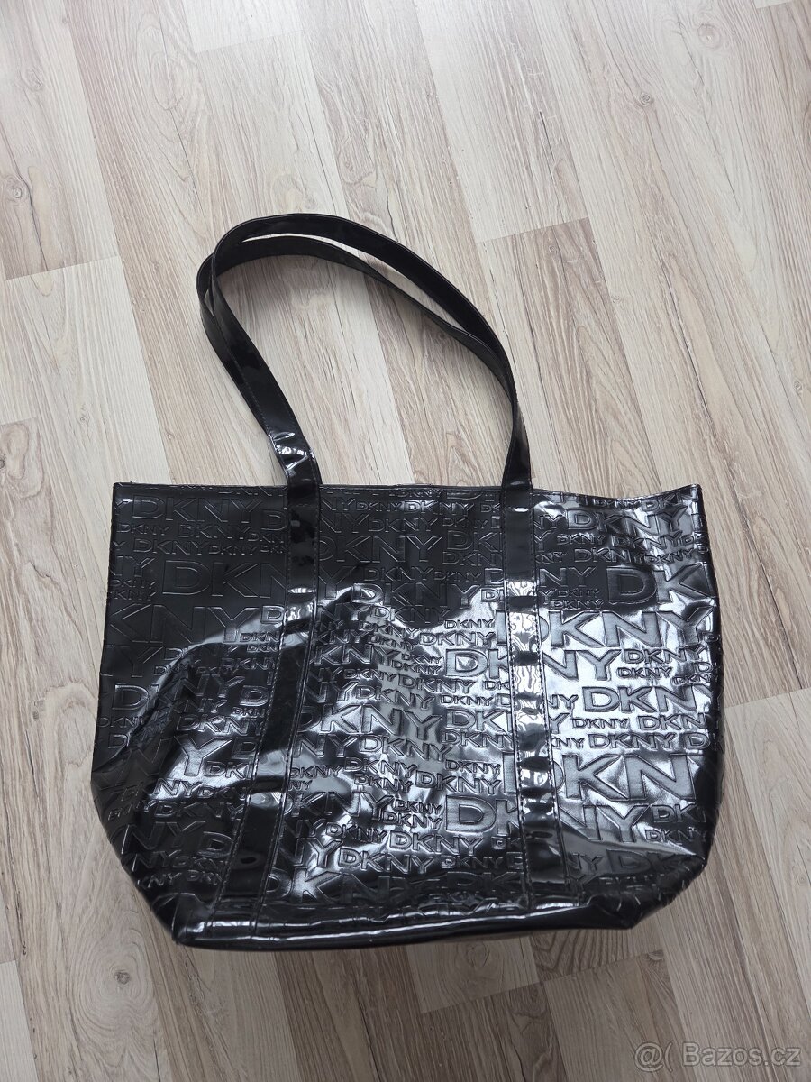 černá lesklá kabelka DKNY