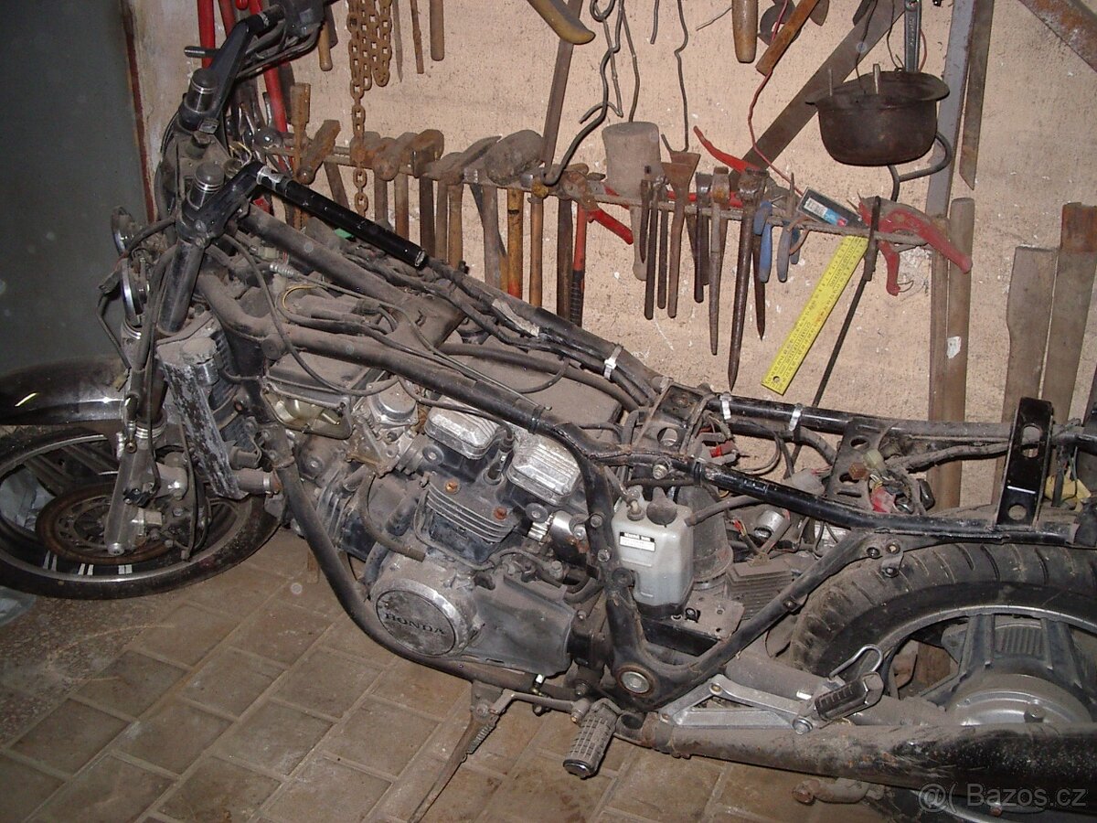 Prodam Hondu VF750 sabre