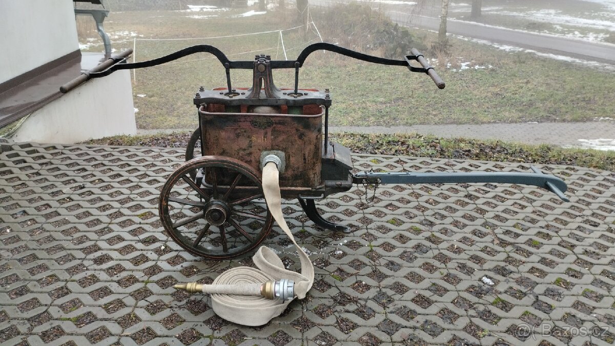 Historická dvoukolová ruční hasičská stříkačka