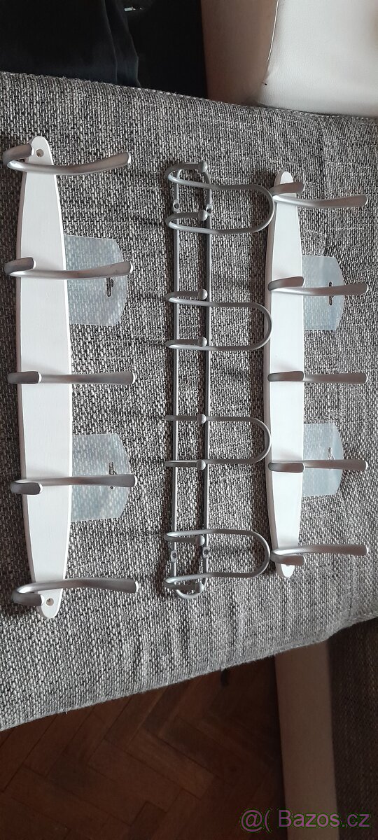 Vesak dřevěný a kovový