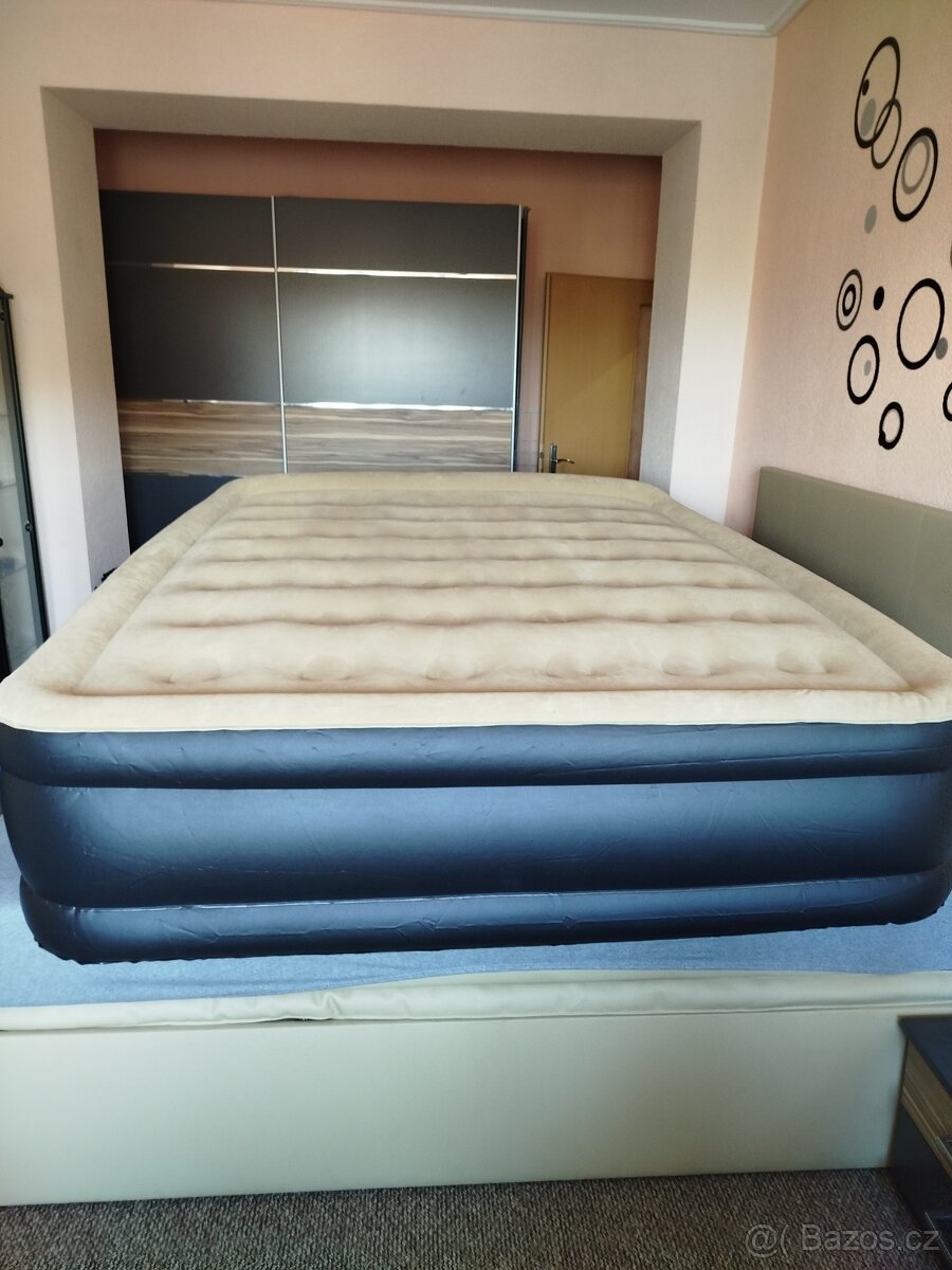 Nafukovací matrace 200/150/40
