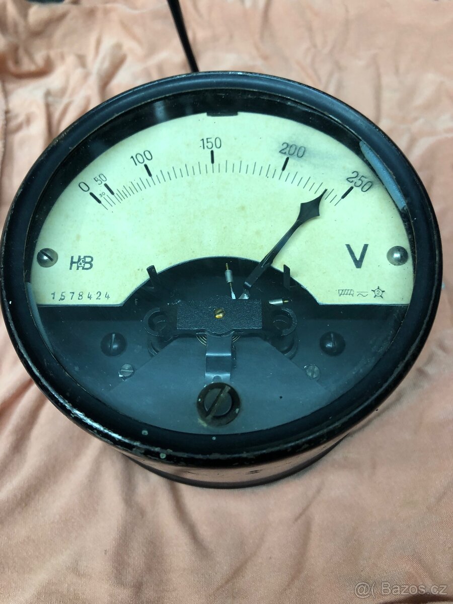 Voltmetr