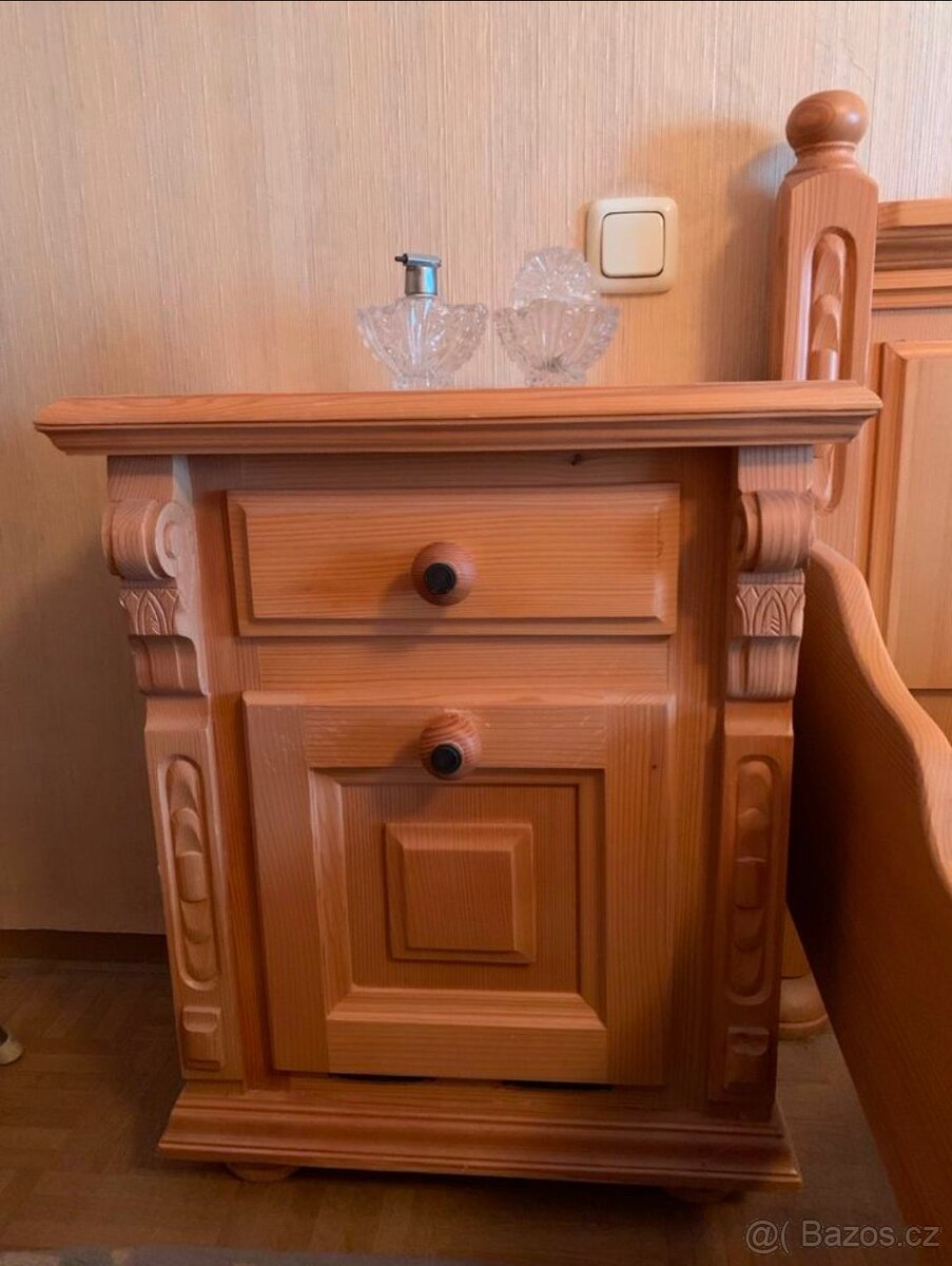 Masivní manželská postel s rožty