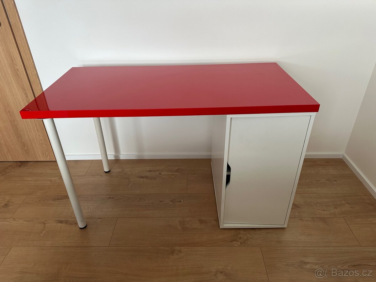 Psací stůl červený ikea