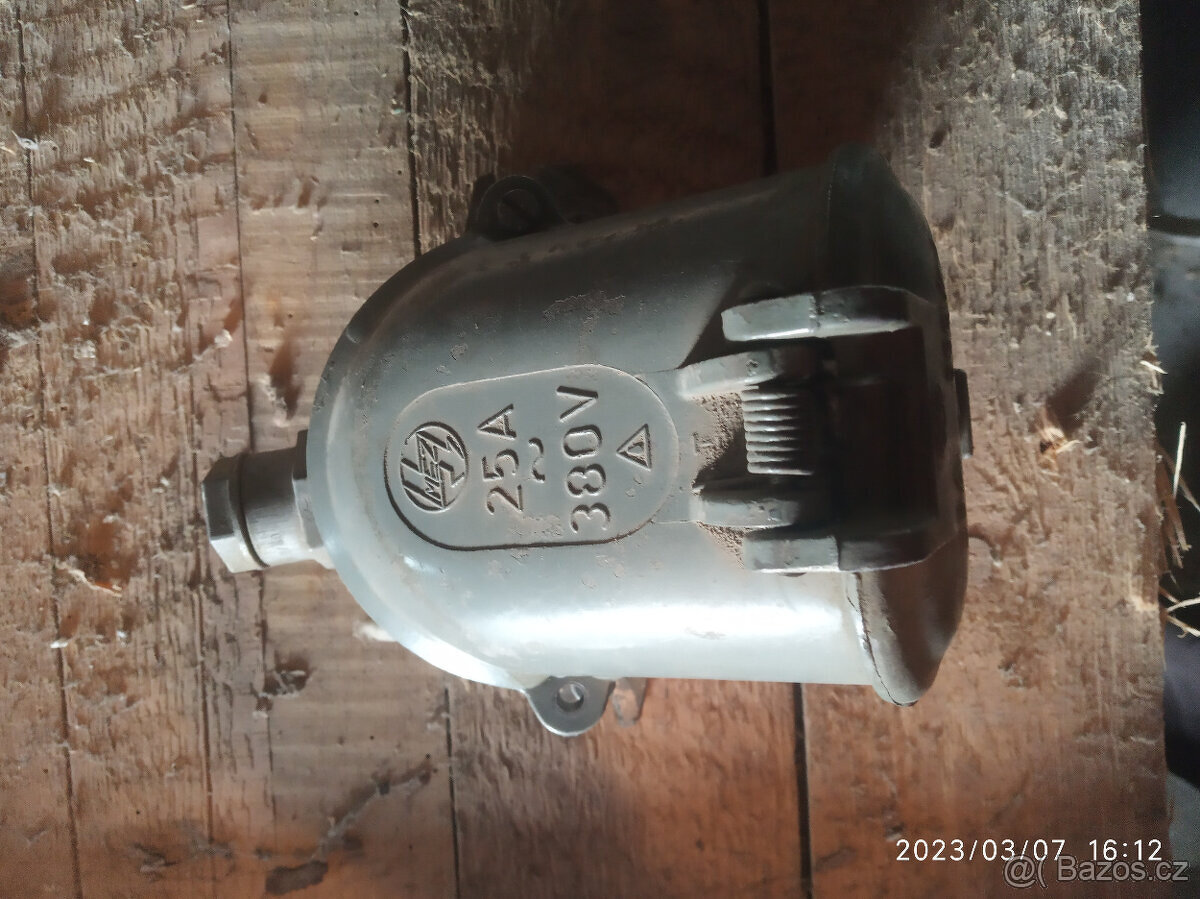 Zásuvka 380 V 25 A