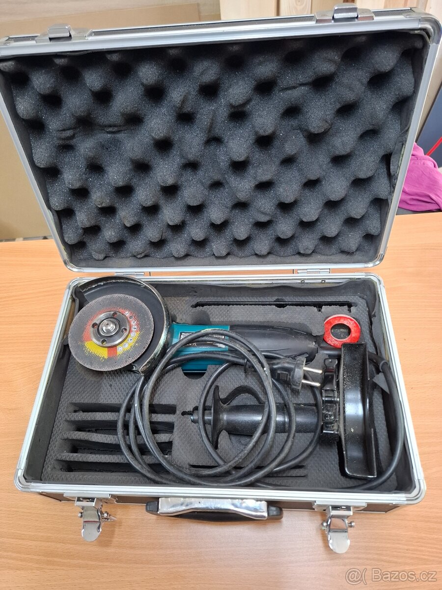 Makita GA5030 úhlová bruska v kufru