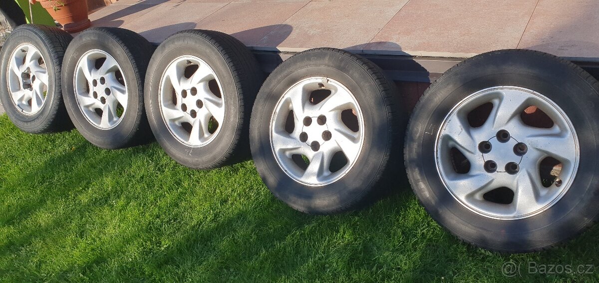Kola Toyota RAW 4