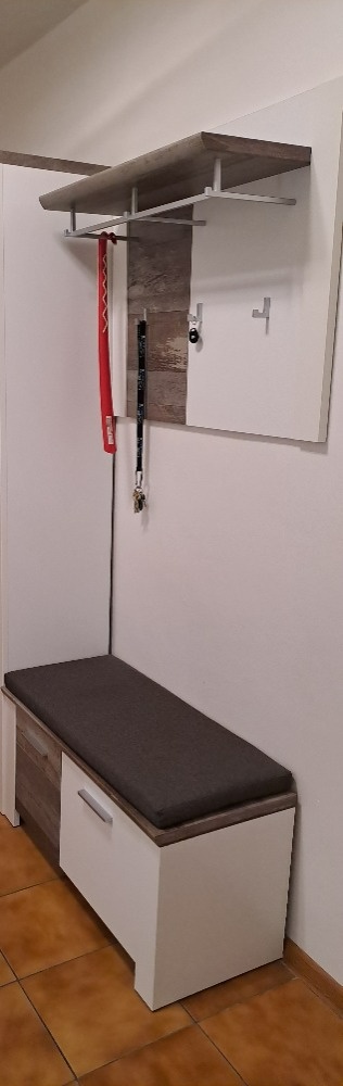 Předsíňová souprava.