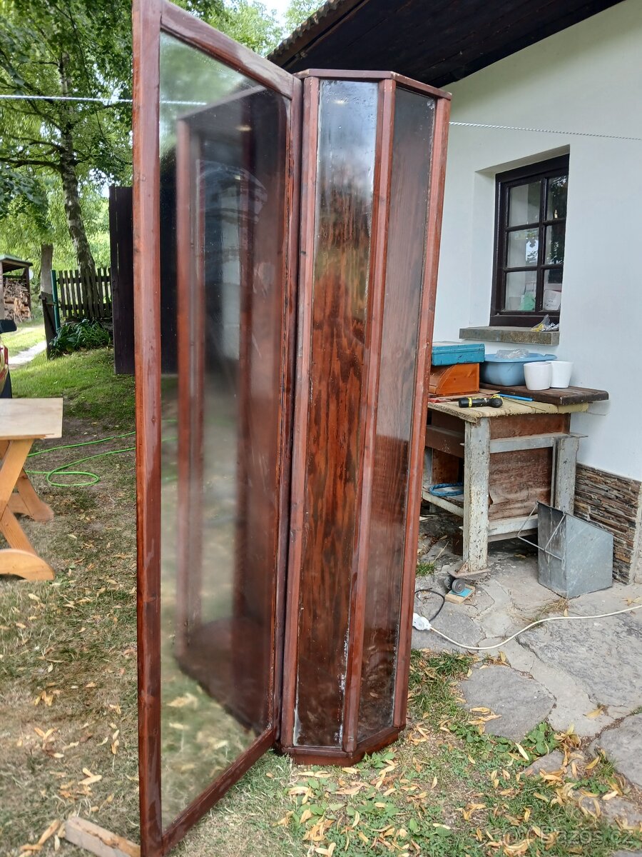 Prosklená skříň - vitrina