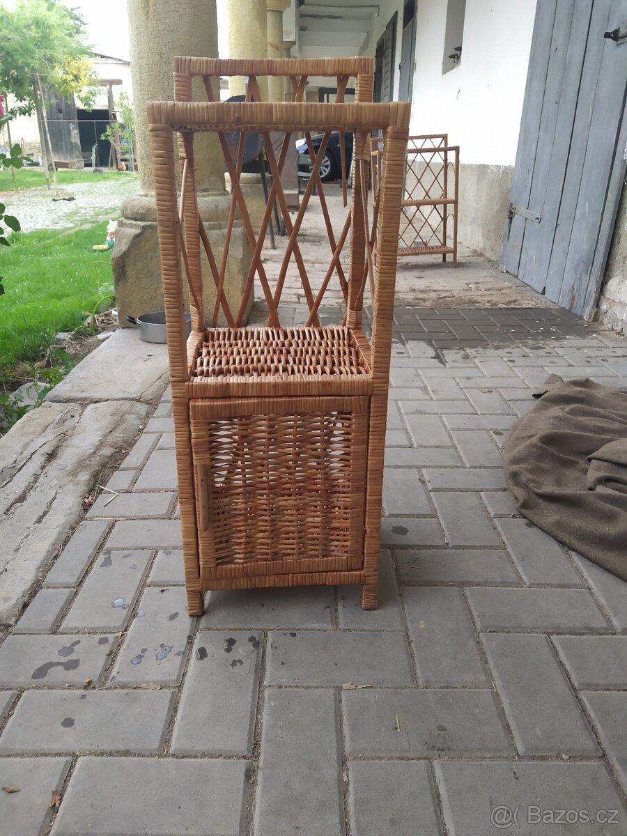 Prodám tyto proutěné skříně .