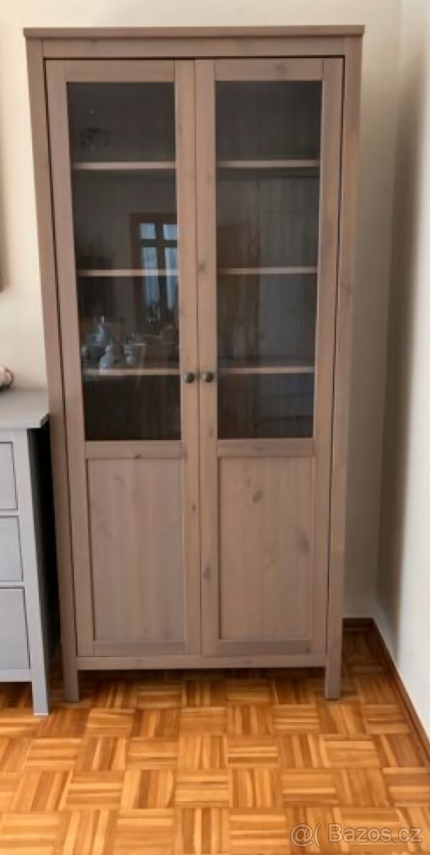 2x HEMNES VITRÍNA