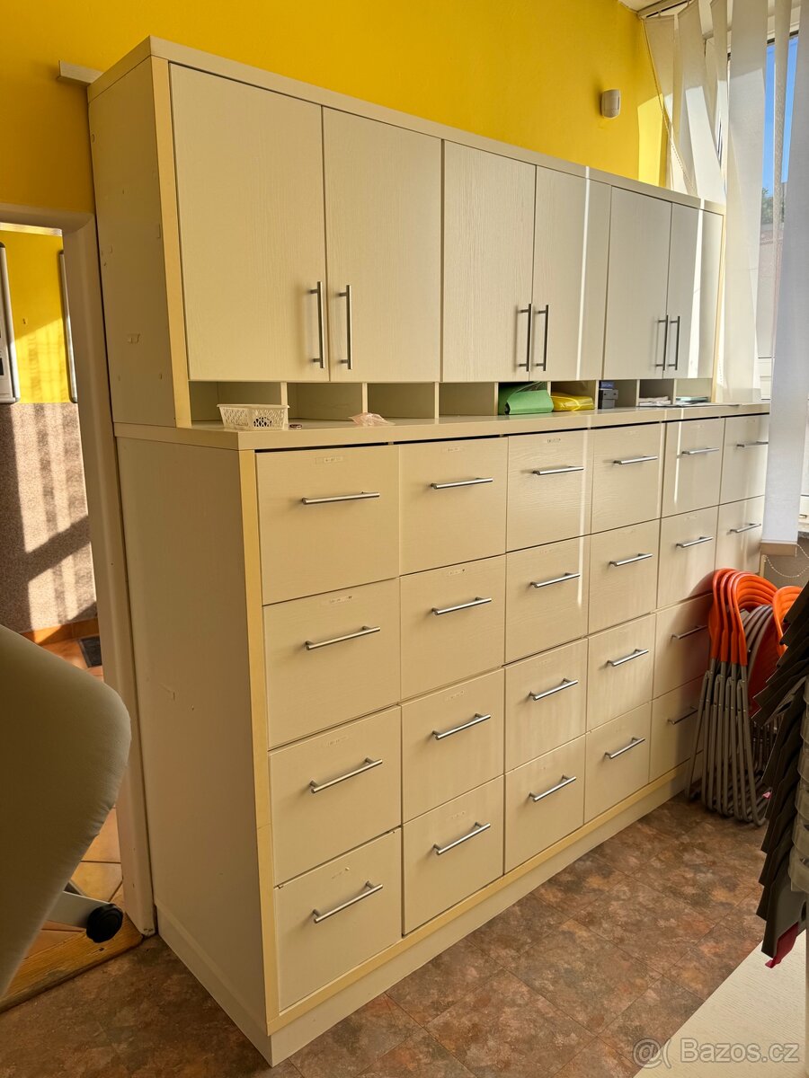 PRODÁM NÁBYTEK PRO ORDINACI