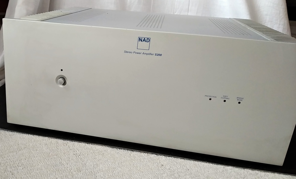 NAD S200 - koncový zesilovač