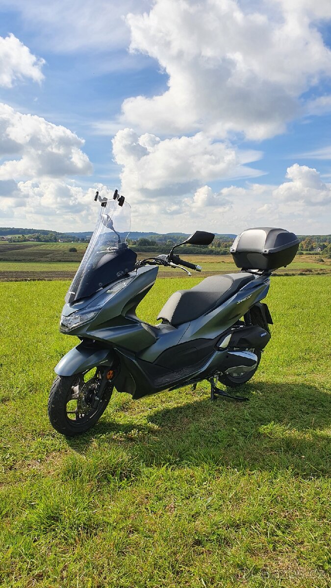 Honda PCX 125 jako NOVÁ nevyužitá.