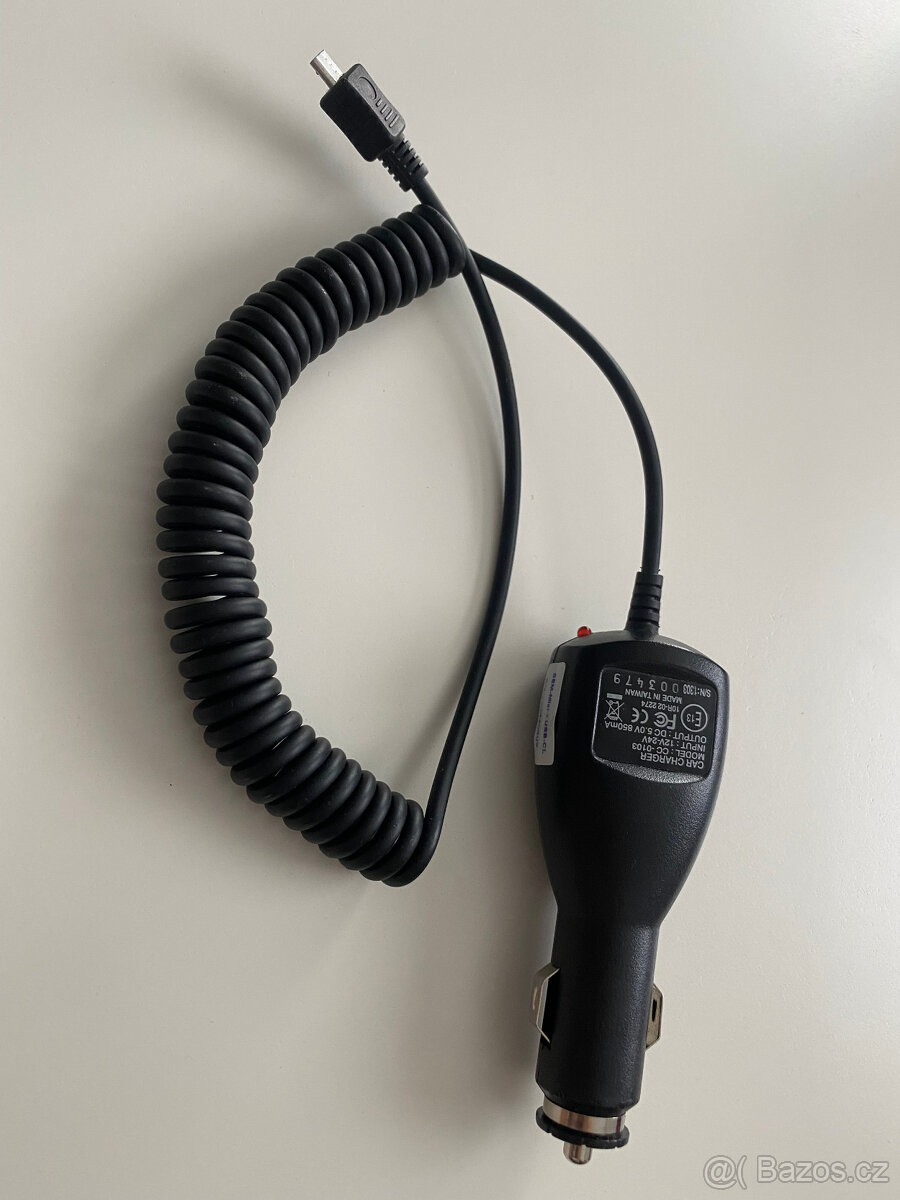 Nabíječka do auta na mobilní telefony a navigace s microUSB