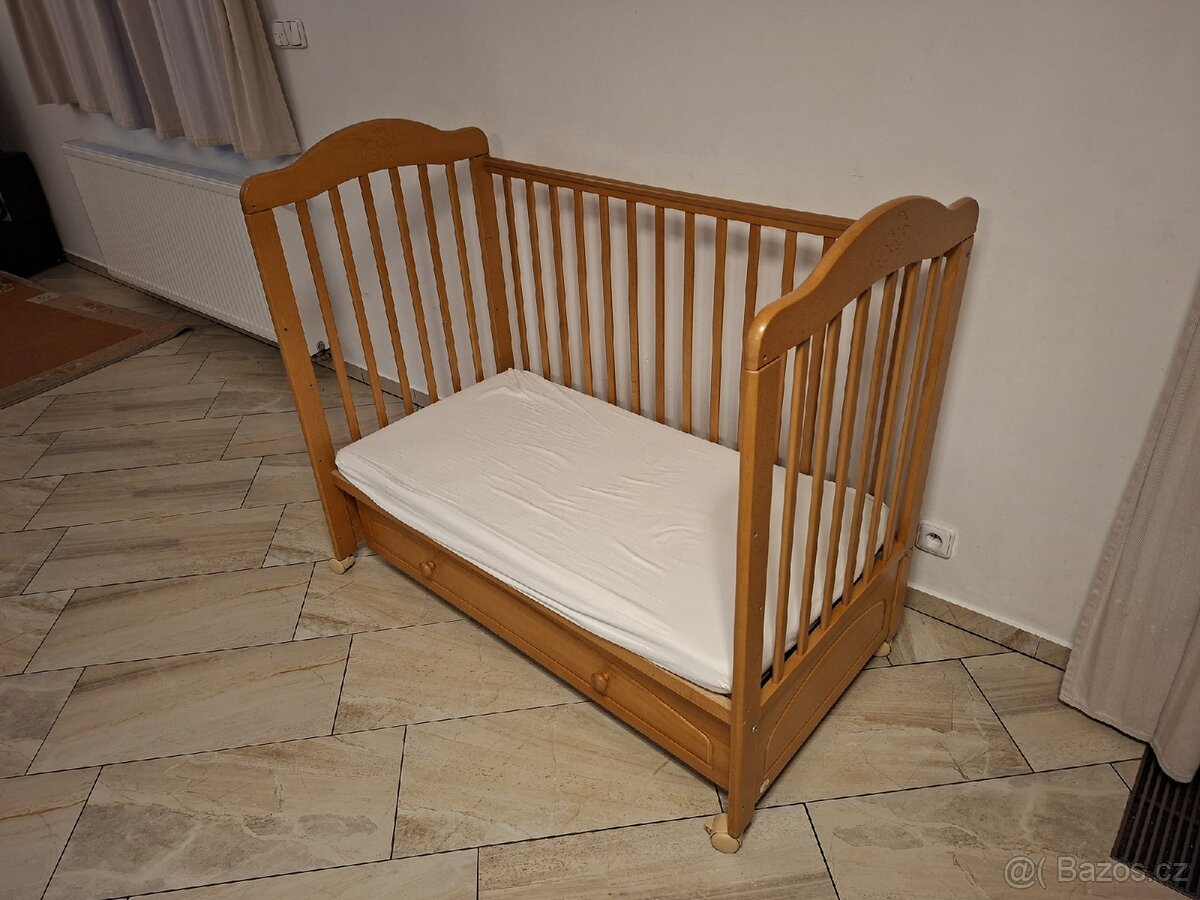 Dětská postýlka s úložným prostorem