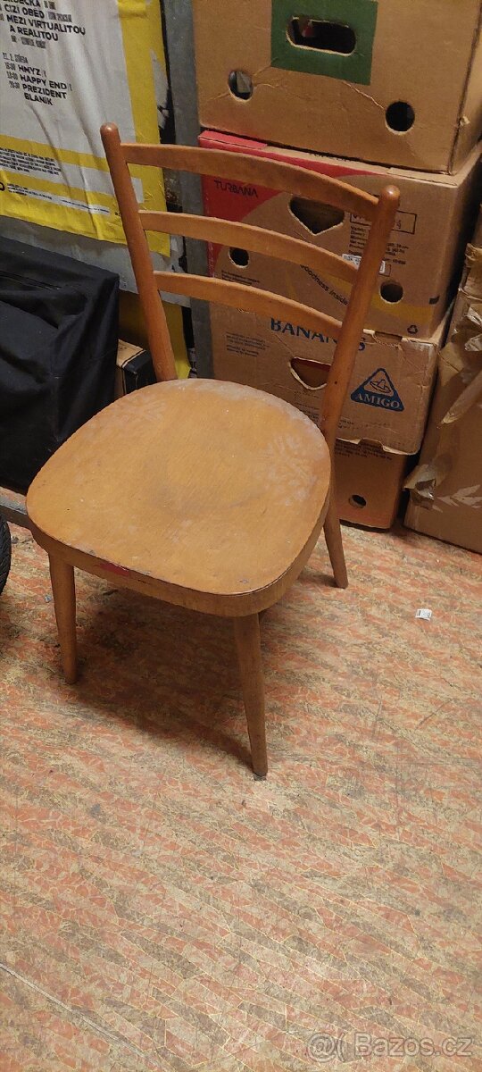 Starsi drevena zidle na doslouzeni