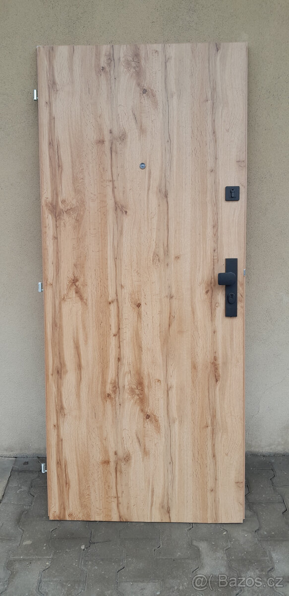 VCHODOVÉ DVEŘE 80,PRAVÉ VÍŠKA 195 CM KOMPLET VIZ. FOTO