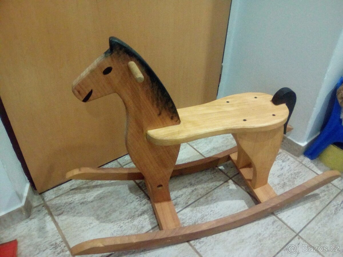 Velký houpací kůň dřevěný