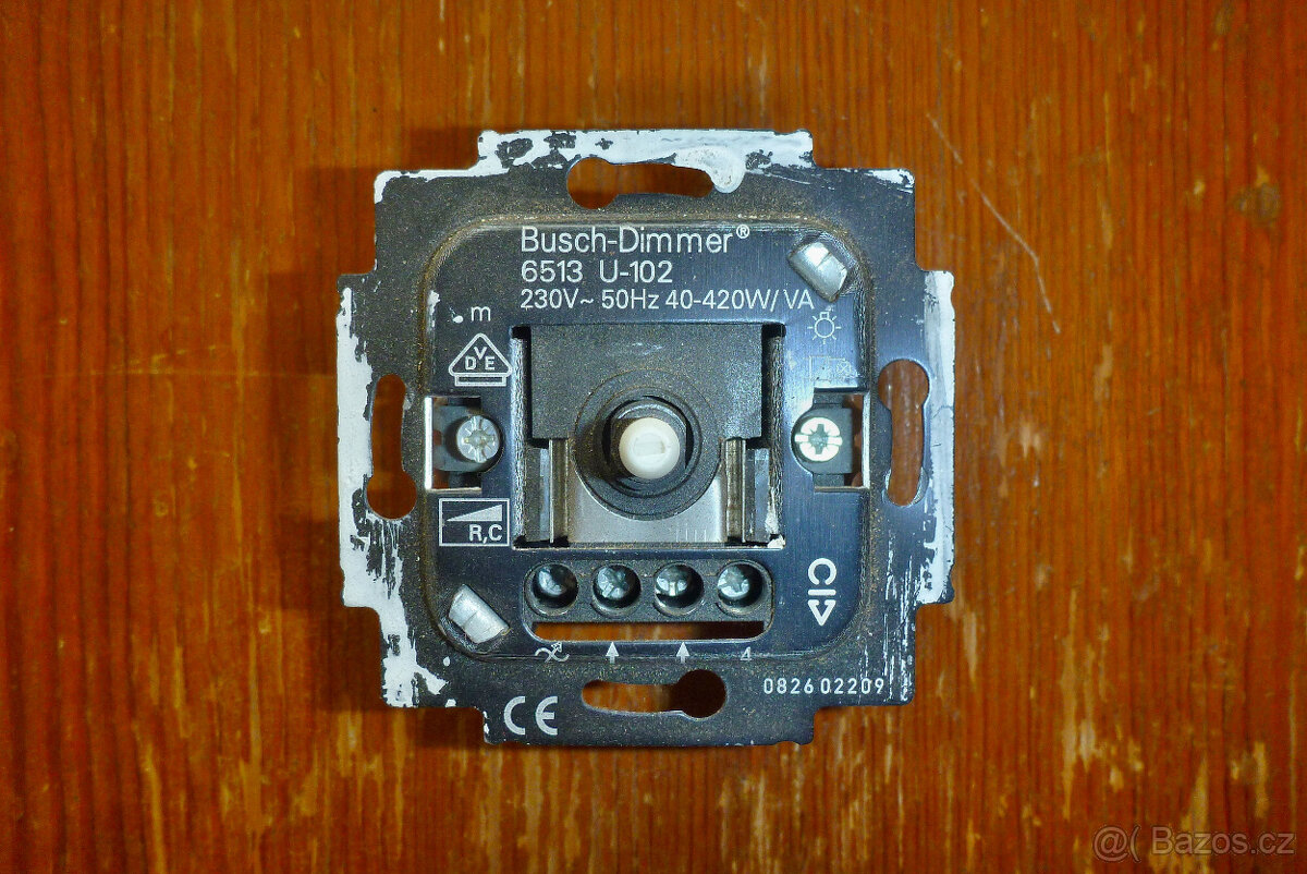 Přístroj stmívače pro tlačítkové spínání a otoč. ovládání