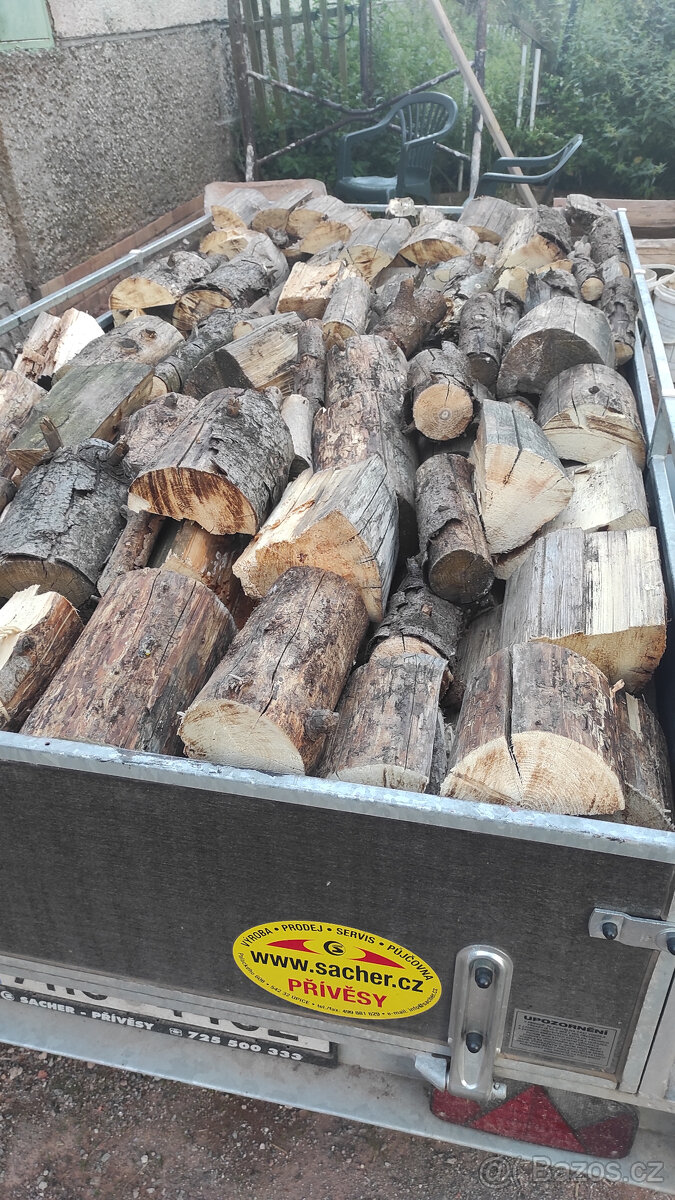 štípané dřevo