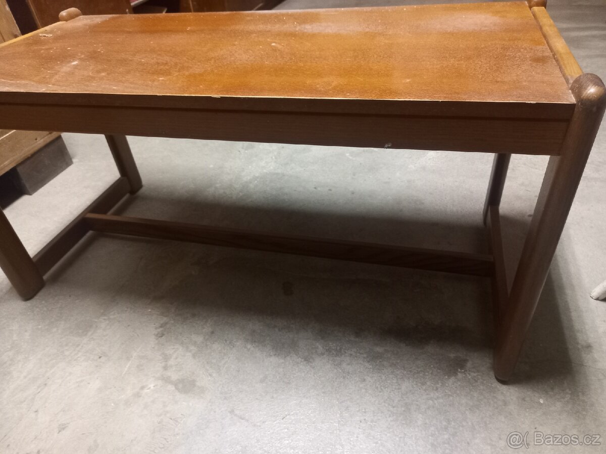Dřevený stůl
