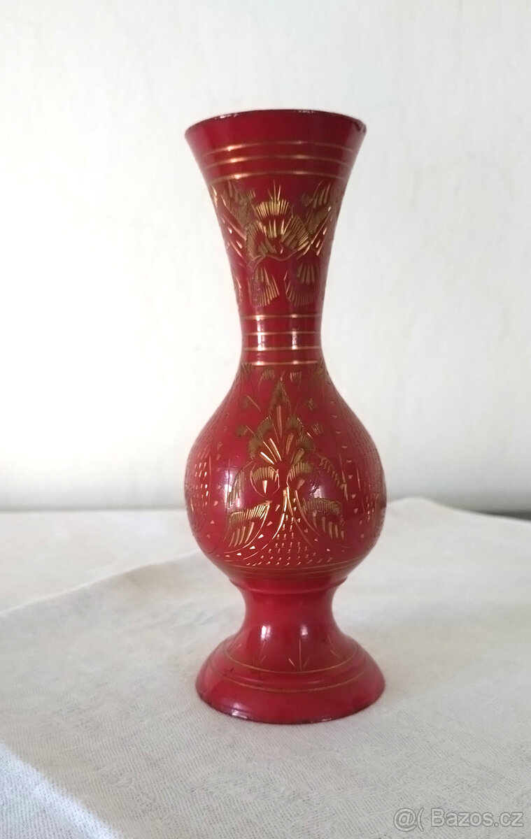 červená mosazná rytá vázička - ruční práce