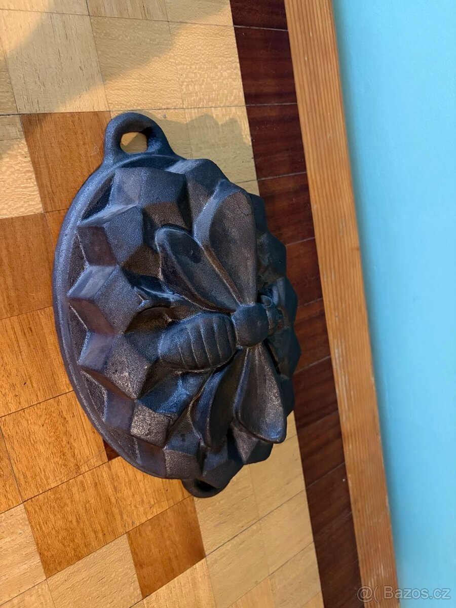 Stará bábovka včela