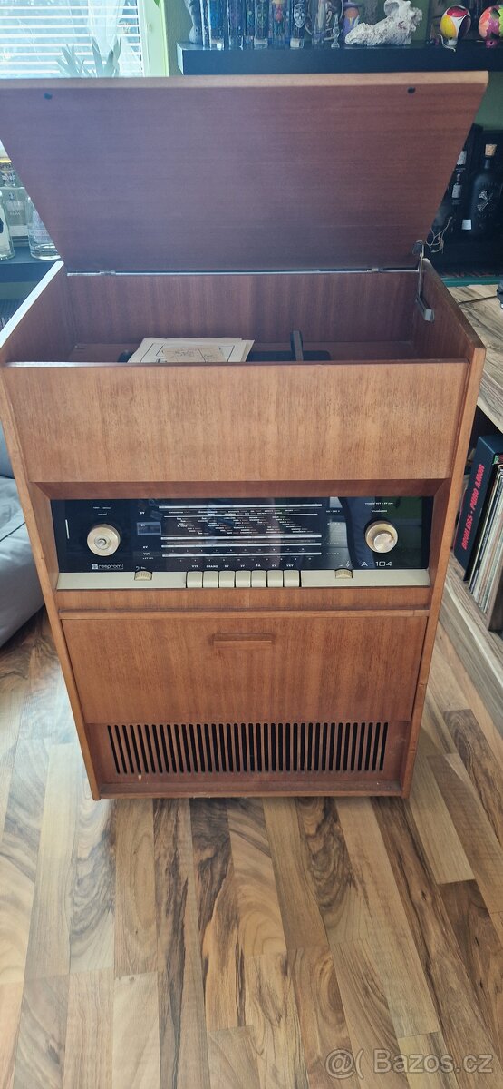 Radio s gramofonem hrací skříň Akord 104