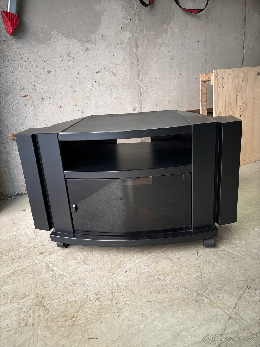 TV stolek černý, kolečka