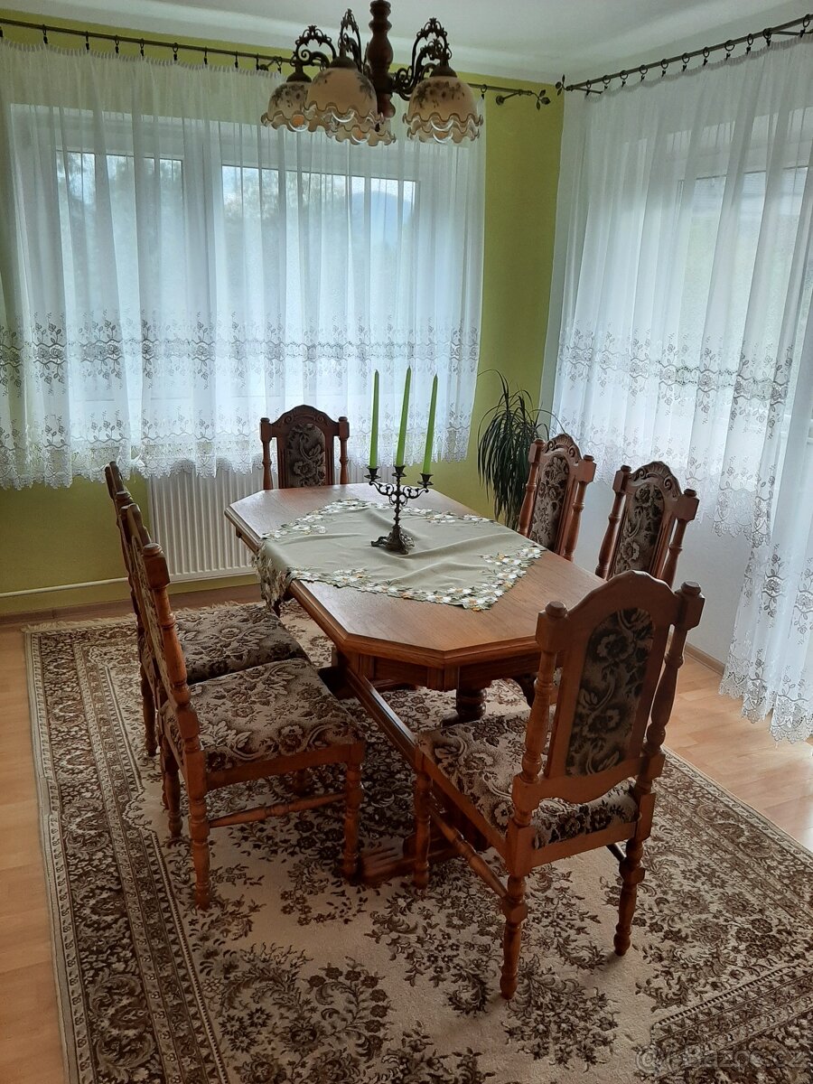 Jídelní stůl, židle, koberec