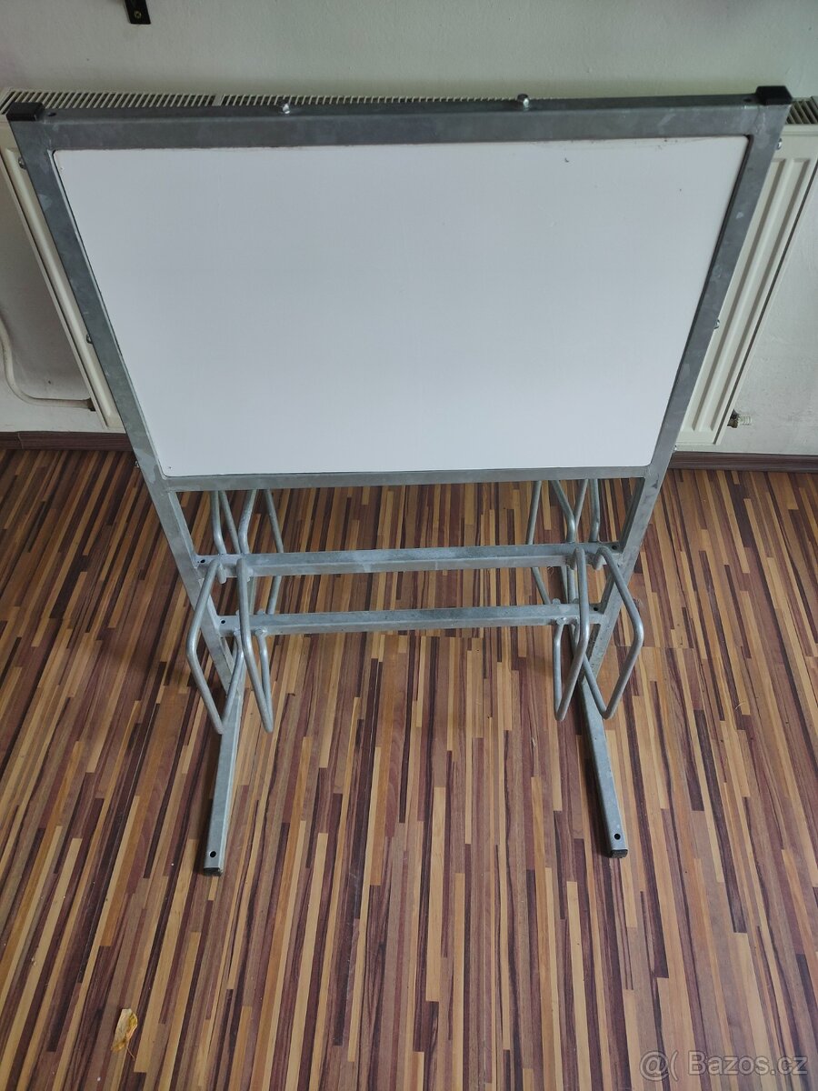 Stojan na kola s reklamním poutačem