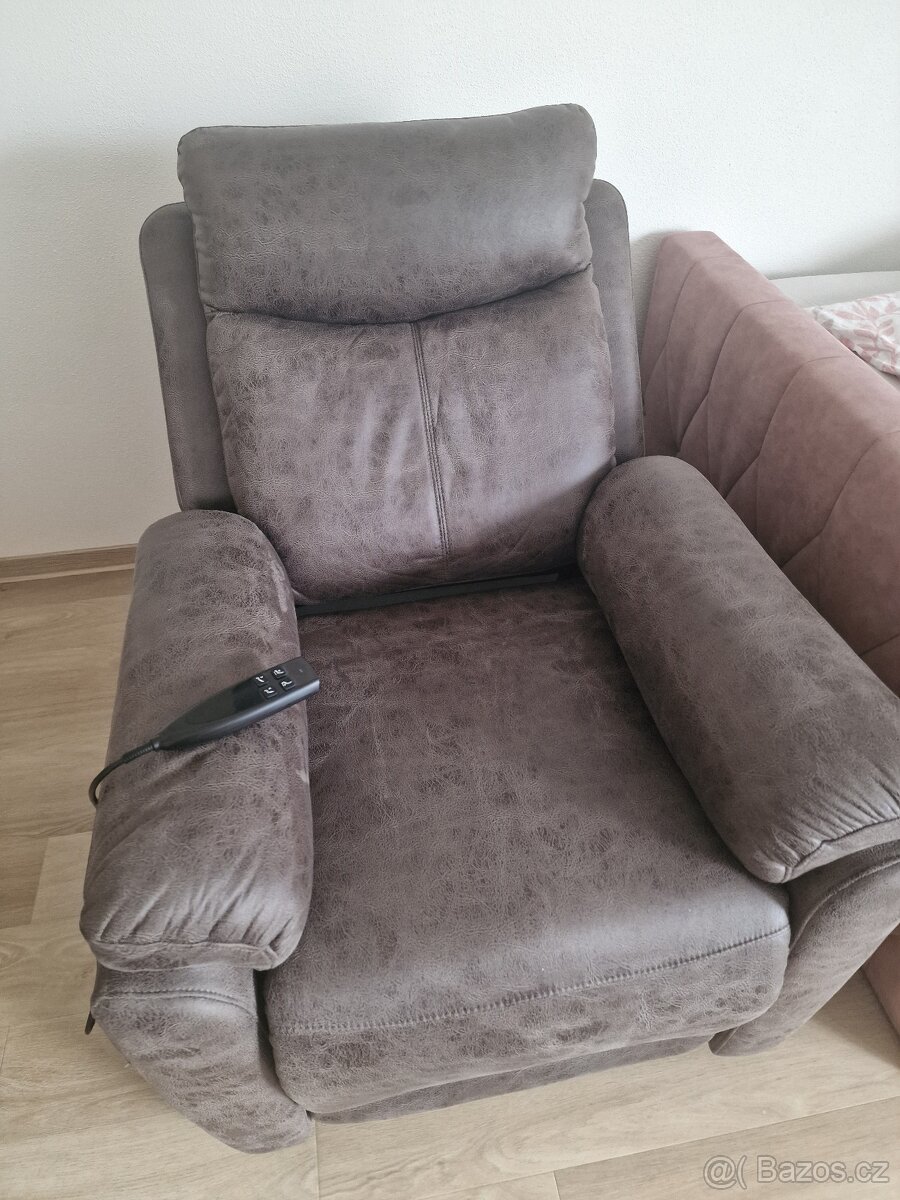 Elektrické polohovací křeslo v záruce