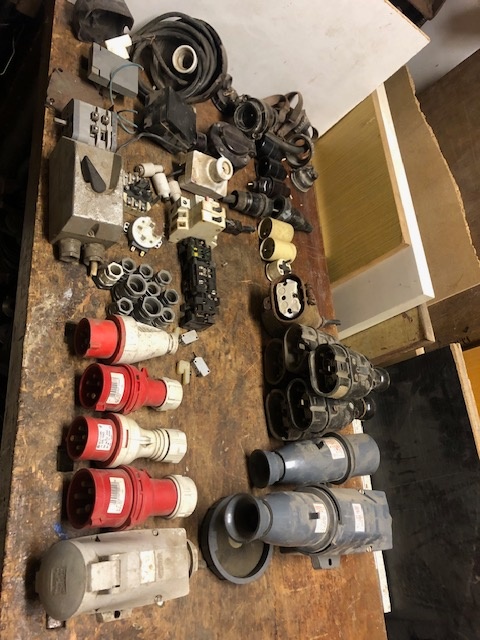 Elektro zásuvky, koncovky, rámečky, kabely