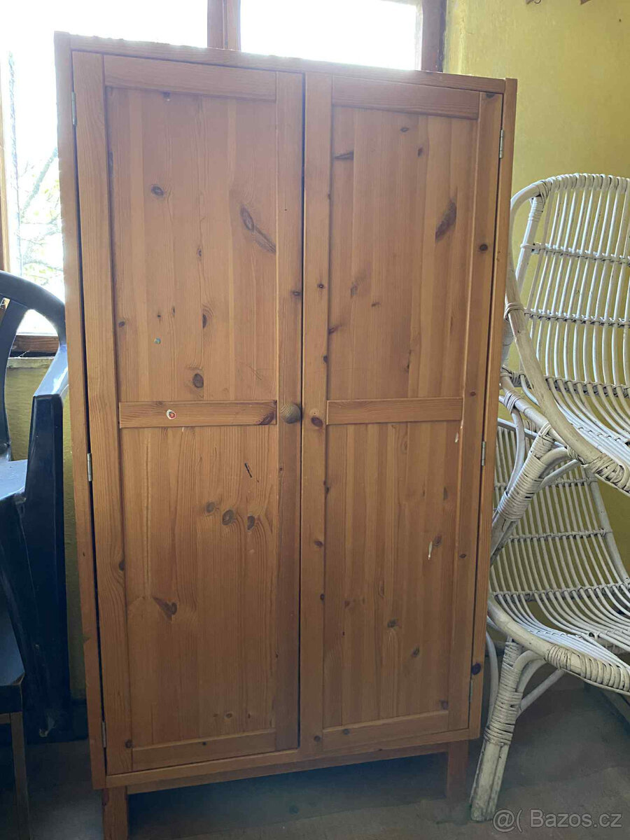 Daruji borovicové skříně z IKEA