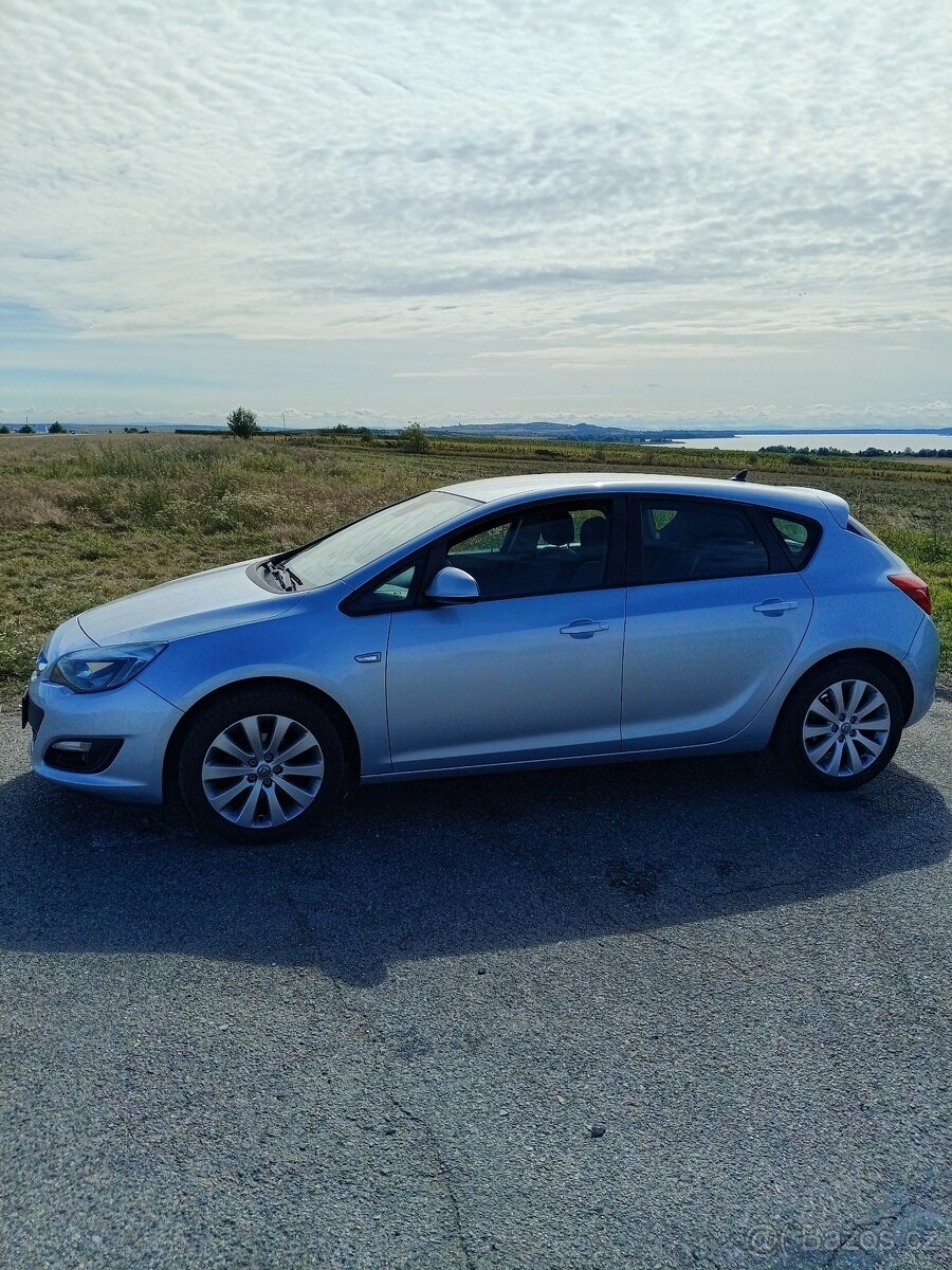 Opel Astra J 1.4i 74kW první majitel najeto pouze 50tis.km