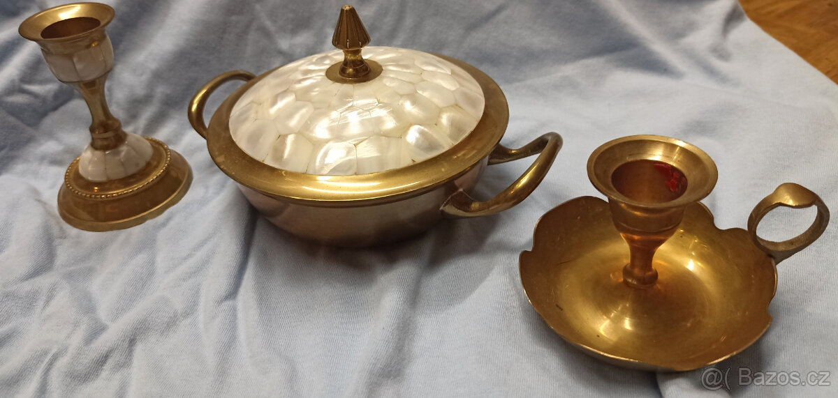 Mosazná cukřenka vykládaná perletí a svícny