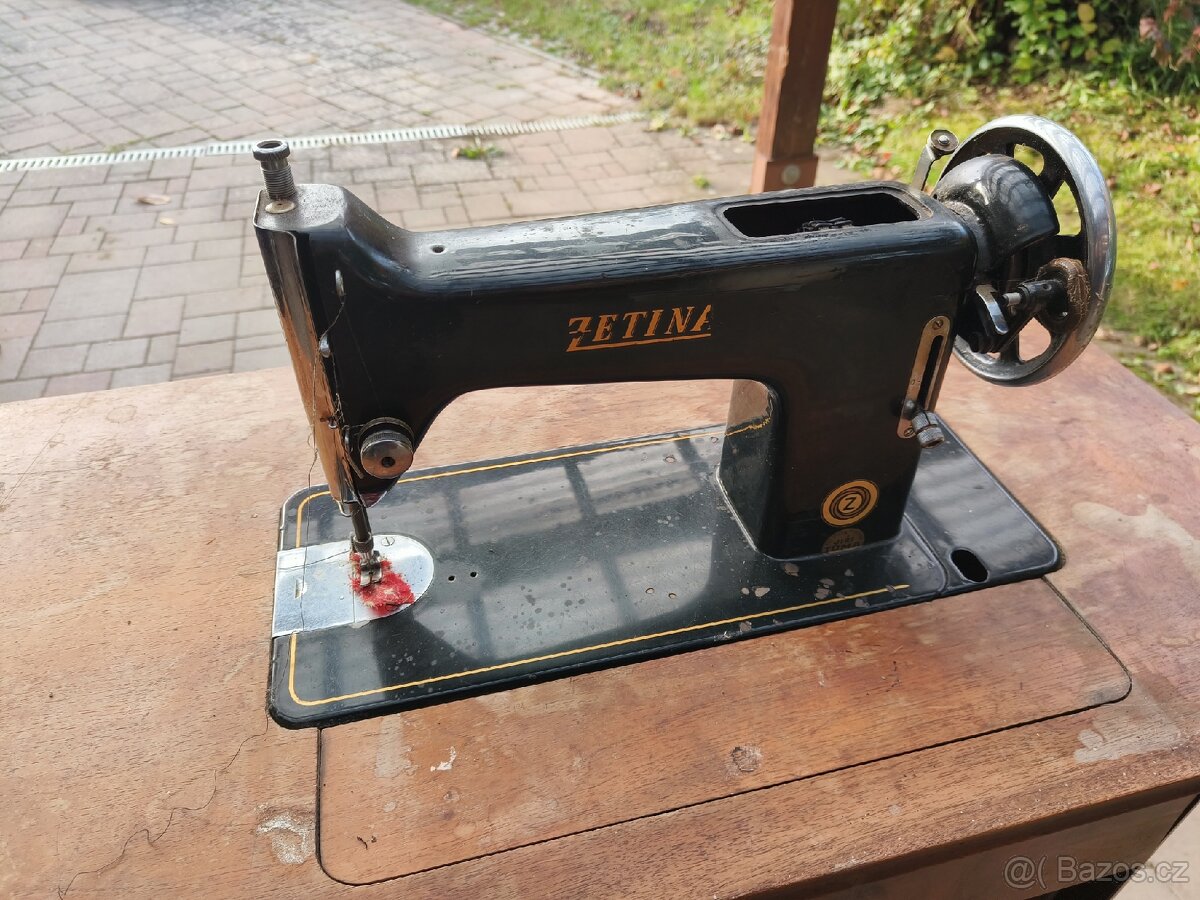 Starý šicí stroj