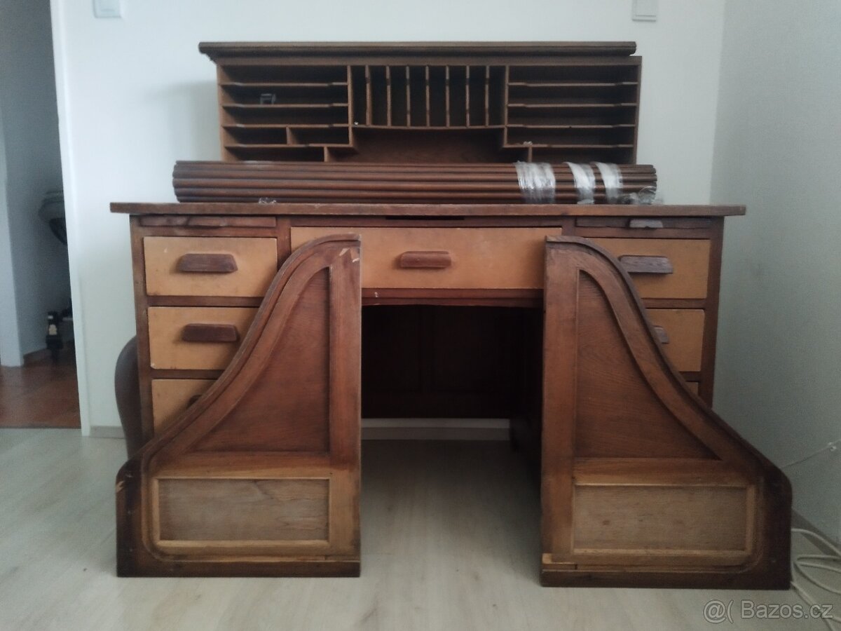 starožitný psací stůl