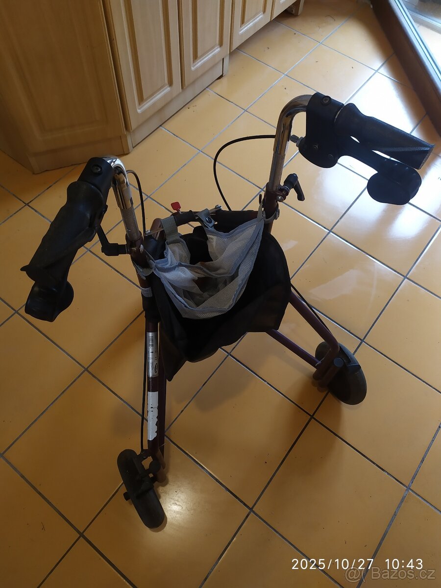 Chodítko pro seniory tříkolka.