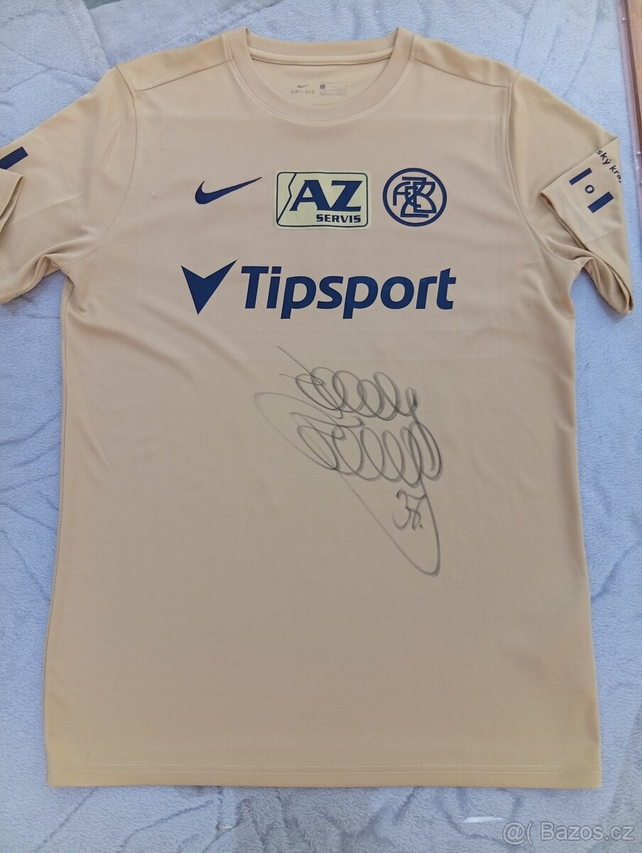 Fotbalový dres podepsaný.