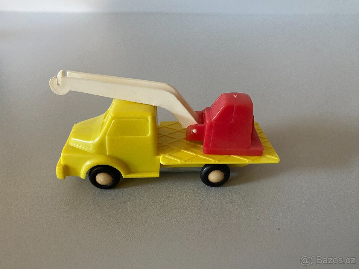 staré hračky autíčko jeřáb ites autíčko retro hračka